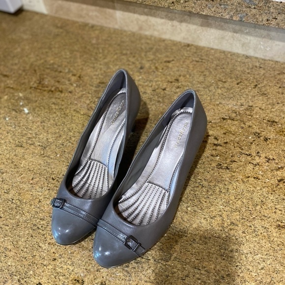Easy Spirit Grey 3” Pumps with Buckle Embellishment. Sz 9.5W Perfect condition. - Picture 2 of 4